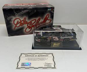 lot 5 image: 2001 ( Dale Earnhardt )   124 Scale Die-Cast GM Goodwrench Service Plus Chevrolet Monte Carlo