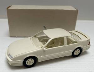 lot 72 image: Ertl ( Dealer Promo ) 1990 Beretta GTZ ( White )