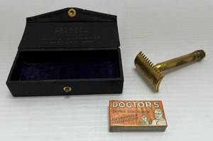 lot 303 image: Vintage Early 1900s Gillette Brass Pocket Edition Razor With Case & Vintage Razor Blades