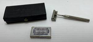 lot 304 image: Vintage Early 1900s Wu Enders Razor With Origianl Case & Vintage Razor Blades