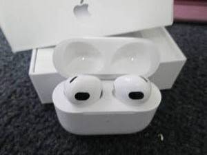 lot 81 image: Apple AirPods Generation 3 with Mag...
