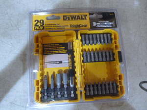 lot 72 image: DeWalt 29 Piece Screwdriving Set