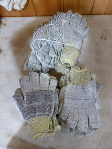 lot 117 image: 2 Dozen Pair of Work Gloves