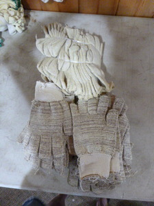lot 118 image: 2 Dozen Pair of Work Gloves