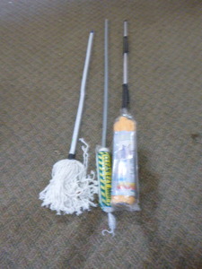 lot 182 image: 3 Mops