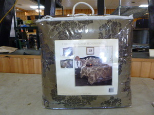 lot 192 image: 7 Piece Jacquard Bed Ensemble