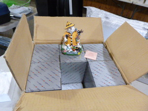 lot 203 image: 12 Simon Giftware Statues