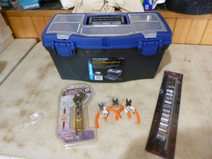 lot 91 image: MintCraft Plastic Toolbox with Some Tools
