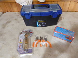 lot 93 image: MintCraft Plastic Toolbox with Some Tools