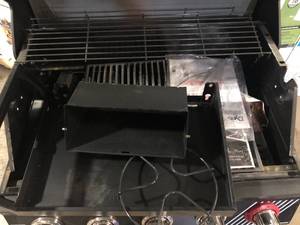 lot 35 image: Dyna-Glo 5-Burner Propane Gas Grill in Matte Black with TriVantage Multifunctional Cooking System Damaged   Customer Returns See Pictures