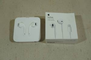 lot 28 image: Apple EarPods with Lightning Connector