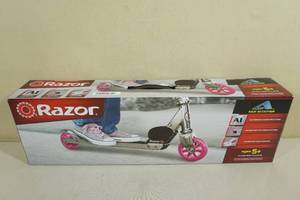 lot 48 image: Razor Kick Scooter Pink