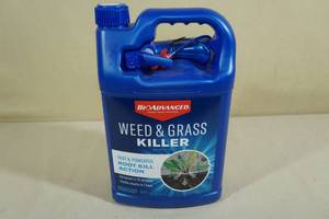 lot 125 image: 1 Gallon BioAdvanced Weed & Grass Killer