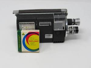 lot 4 image: Vintage Movie Camera and case The Wittnauer Cinetwin