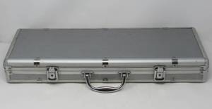lot 20 image: Poker chips in metal carrying case