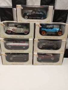 lot 54 image: Signature Models 132 Scale Di Cast Collectible Cars