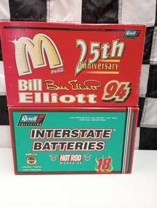 lot 18 image: Revell 124 Scale  Die Cast Cars