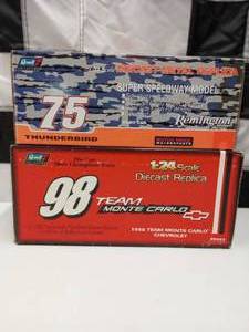 lot 19 image: Revell 124 Scale  Die Cast Cars