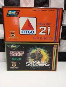 lot 21 image: Revell 124 Scale  Die Cast Cars