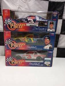 lot 23 image: Winners Circle High Performance 124 Scale Die Cast Cars
