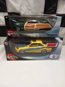 lot 31 image: 100% Hot Wheels 118 Scale Die Cast Cars