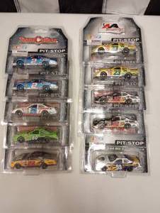 lot 59 image: Team Caliber Pit Stop 164 Die Cast Cars