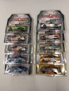 lot 60 image: Team Caliber Pit Stop 164 Die Cast Cars