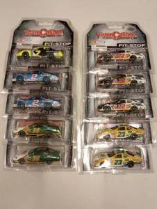 lot 66 image: Team Caliber Pit Stop 164 Die Cast Cars