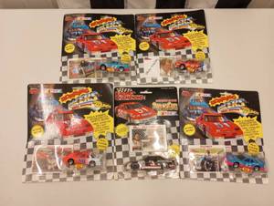 lot 78 image: Racing Champions 143 Scale Die Cast Roaring Racers Stock Car And Collectors Card