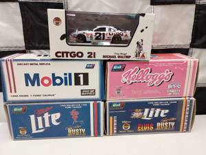 lot 82 image: Revell 143 Scale Die Cast Cars