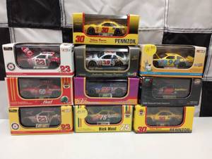 lot 84 image: Revell 164 Scale Die Cast Cars