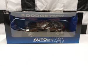 lot 135 image: Autoart Performance 118 Scale Black Dodge Viper SRT-10 Die Cast Car