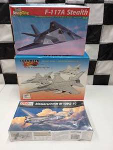 lot 252 image: Three Plane Model Kits
