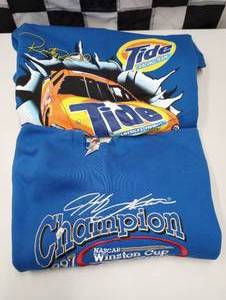 lot 326 image: Nascar Adult Large Sweatshirts