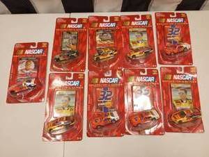 lot 423 image: Racing Champions Chase The Race 164th Scale Die Cast Cars With Collector Card