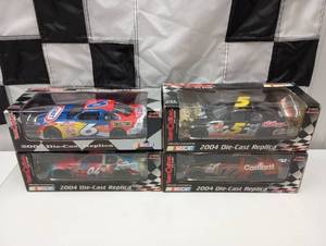 lot 439 image: Team Caliber Pit Stop 2004 124th Scale Die Cast Car