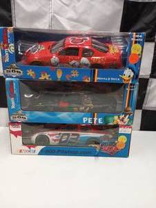 lot 440 image: Team Caliber Pit Stop 2004 124th Scale Die Cast Car