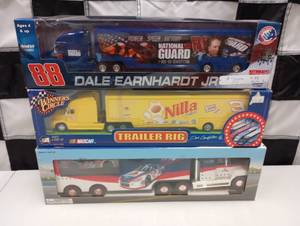 lot 465 image: Assorted 164th Scale Die Cast Transporters