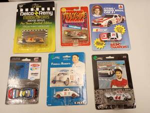 lot 475 image: Assorted 164th Scale Die Cast Cars