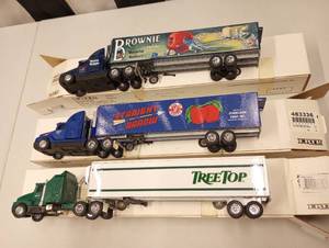 lot 532 image: Ertl Collectible 164th Scale Die Cast Transporters