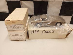 lot 536 image: Ertl AMT Corvettes Plastic Dealer Models
