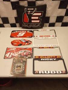 lot 555 image: Assorted Nascar License Plates And Toppers