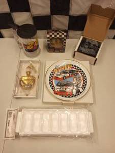 lot 557 image: Miscellaneous Nascar Household Items