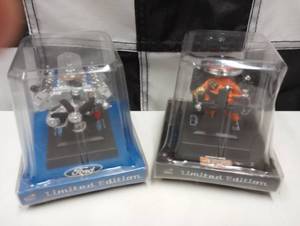 lot 562 image: Liberty Classics Limited Edition Dodge 426 Hemi & Ford 427 118th Scale Die Cast Engines