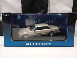 lot 580 image: Autoart 43rd Scale Jaguar XJ8 Die Cast Car