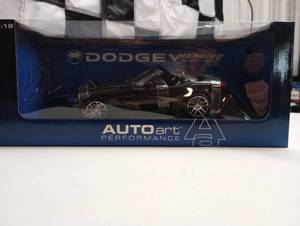 lot 583 image: Autoart Performance 118th Scale Dodge Viper Die Cast Car