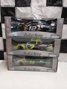 lot 587 image: Team Caliber Pit Stop 124th Scale Die Cast Cars.
