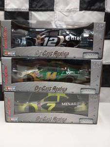lot 588 image: Team Caliber Pit Stop 124th Scale Die Cast Cars.
