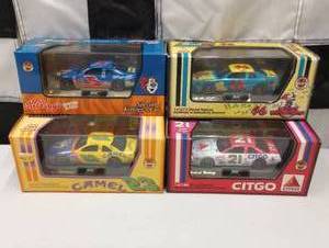 lot 672 image: Revell 143rd Scale Die Cast Cars