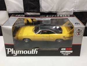 lot 682 image: 1970 Mopar  Plymouth 426 Hemi Superbird 118th Scale Die Cast Car
